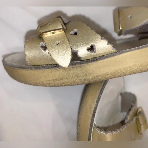 💥 Hoy SUN SAN SALTWATER gold leather cutout heart sandals Girls size 10 - Picture 2 of 10